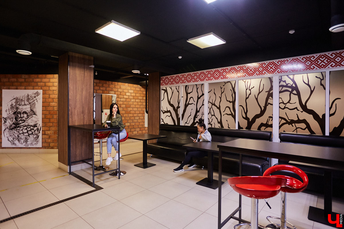 Прогуливаемся по СЦ «Росич» на Тихонравова, посетители которого наращивают мышцы даже в середине буднего дня, и узнаем последние новости проекта. Летний ЗОЖ-лагерь для детей, грядущий спортфестиваль в парке «Дружба» и специальное предложение для «новичков» с бесплатным сеансом массажа – полезных интересностей для горожан «Росич» приготовил немало.