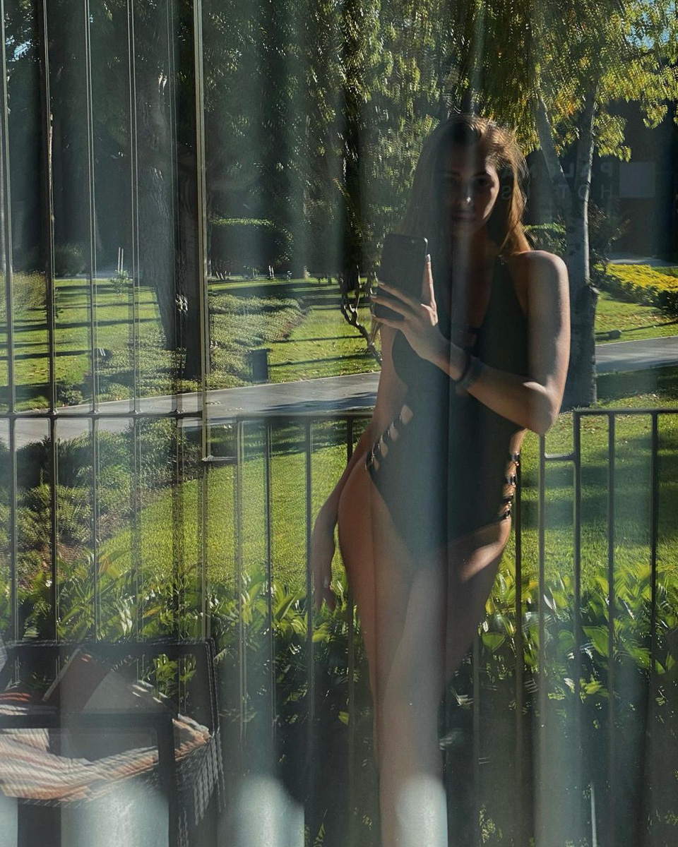 Они отдыхают на всю катушку и по всему миру: на пляжах с горячим песком, у бассейна пятизвездочного отеля «все включено», плескаясь в волнах океана. Смотрим, вдохновляемся и совсем немного завидуем.