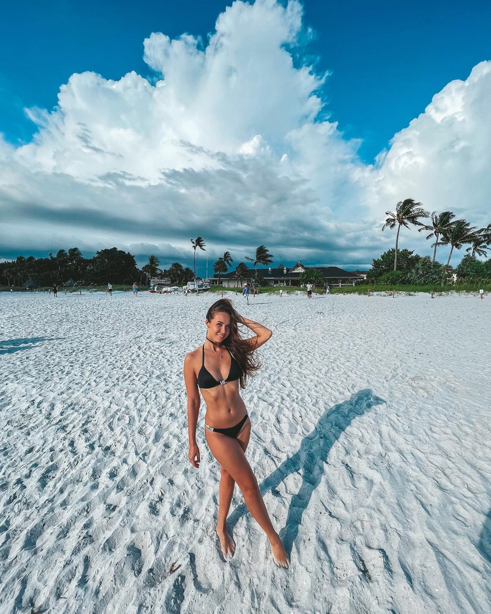 Они отдыхают на всю катушку и по всему миру: на пляжах с горячим песком, у бассейна пятизвездочного отеля «все включено», плескаясь в волнах океана. Смотрим, вдохновляемся и совсем немного завидуем.