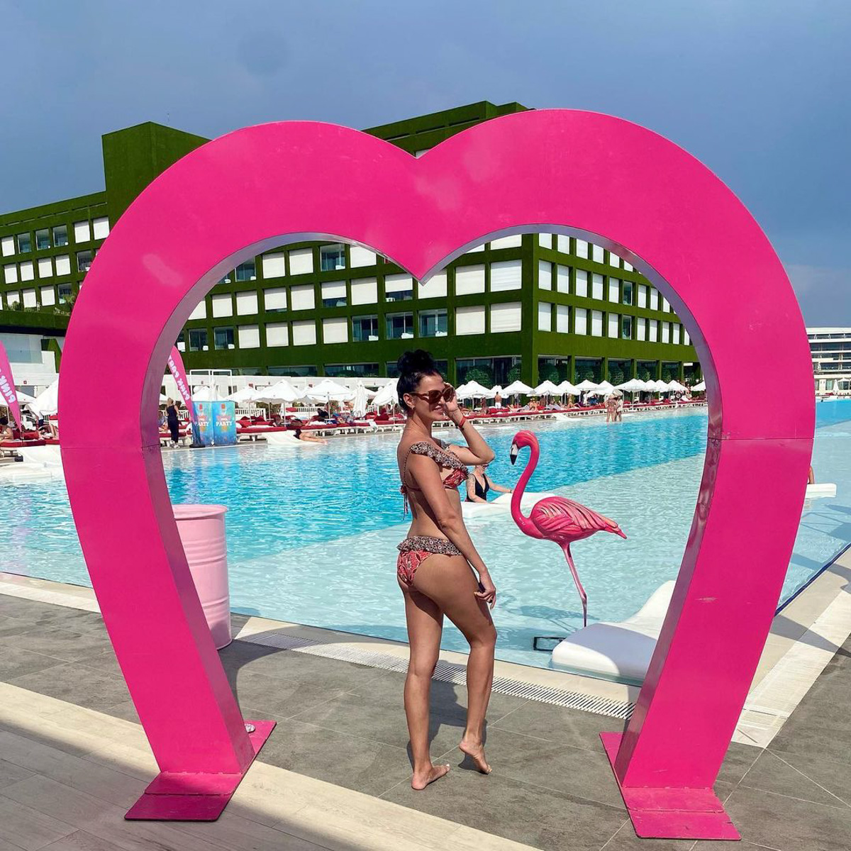 Они отдыхают на всю катушку и по всему миру: на пляжах с горячим песком, у бассейна пятизвездочного отеля «все включено», плескаясь в волнах океана. Смотрим, вдохновляемся и совсем немного завидуем.