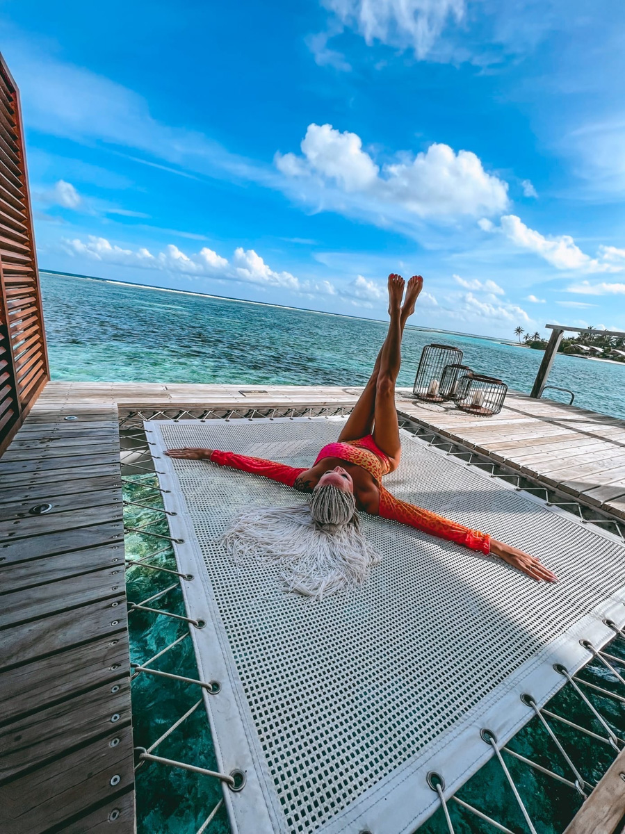 Они отдыхают на всю катушку и по всему миру: на пляжах с горячим песком, у бассейна пятизвездочного отеля «все включено», плескаясь в волнах океана. Смотрим, вдохновляемся и совсем немного завидуем.