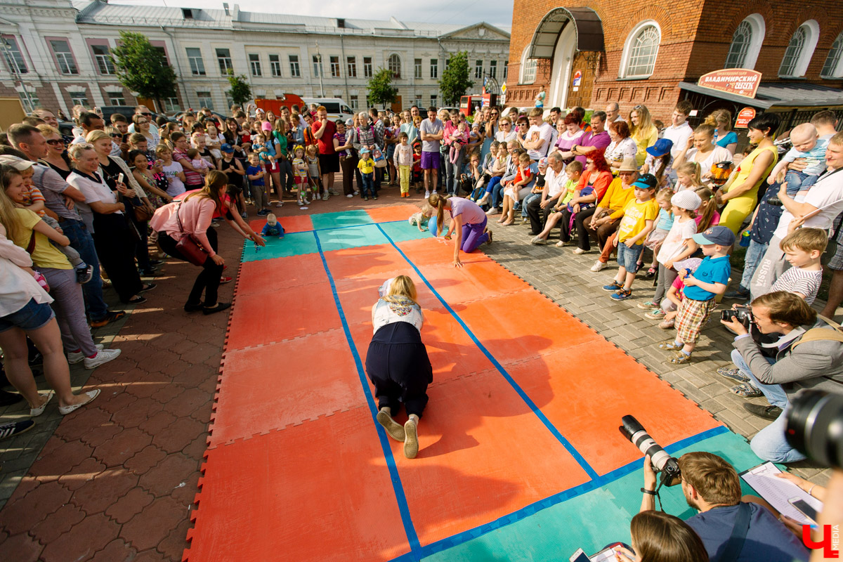 Гулять на День молодежи в этом году Владимир будет в очном формате. После нескольких лет антиковидных ограничений это приятная новость. Основные площадки праздника развернутся на Театральной площади. Чтобы мероприятие прошло безопасно, движение всех видов транспорта в центре перекроют.
