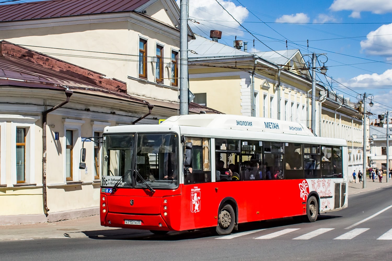 Гулять на День молодежи в этом году Владимир будет в очном формате. После нескольких лет антиковидных ограничений это приятная новость. Основные площадки праздника развернутся на Театральной площади. Чтобы мероприятие прошло безопасно, движение всех видов транспорта в центре перекроют.