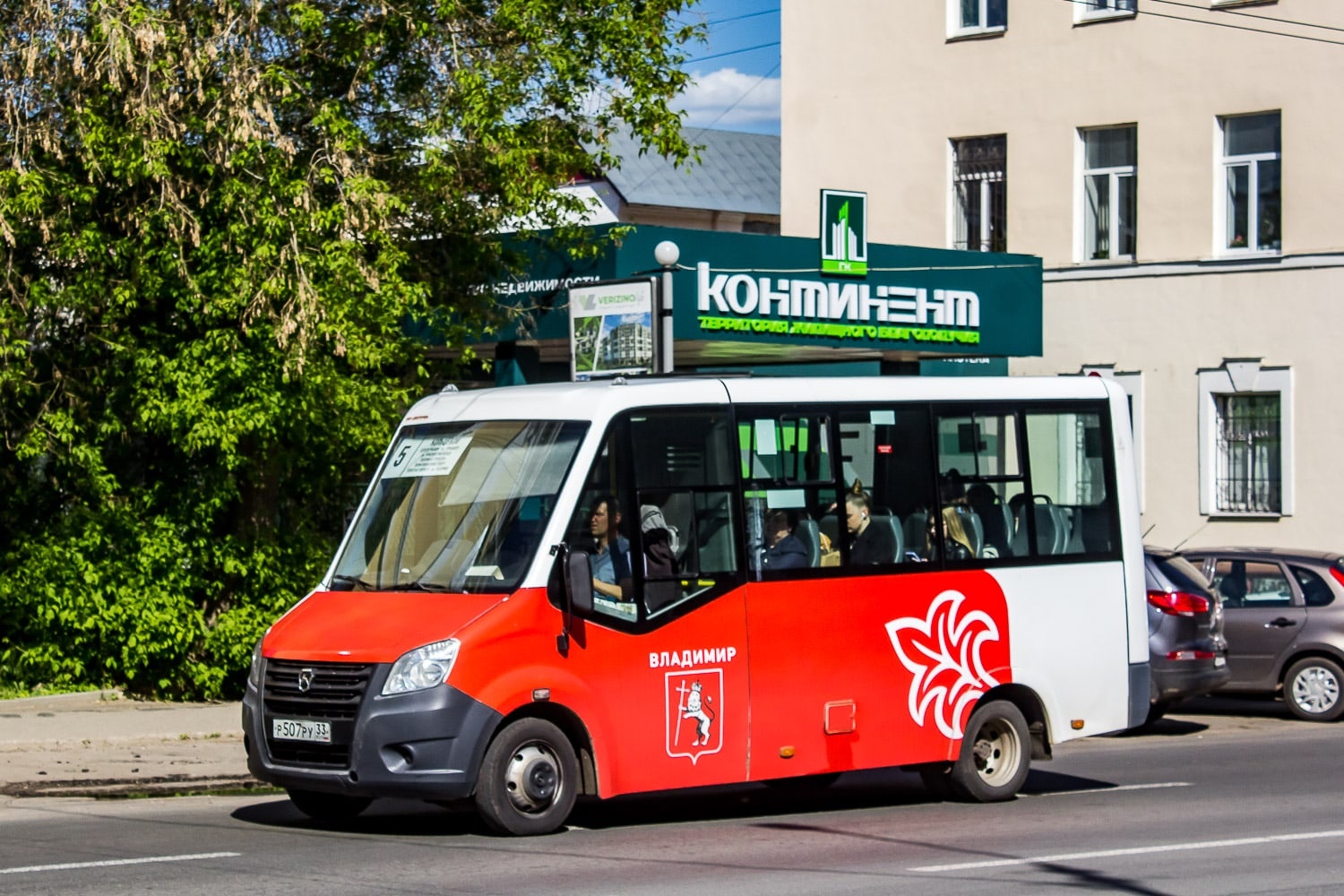 Гулять на День молодежи в этом году Владимир будет в очном формате. После нескольких лет антиковидных ограничений это приятная новость. Основные площадки праздника развернутся на Театральной площади. Чтобы мероприятие прошло безопасно, движение всех видов транспорта в центре перекроют.