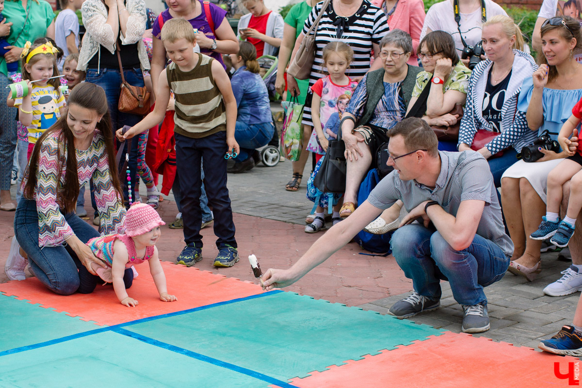 Гулять на День молодежи в этом году Владимир будет в очном формате. После нескольких лет антиковидных ограничений это приятная новость. Основные площадки праздника развернутся на Театральной площади. Чтобы мероприятие прошло безопасно, движение всех видов транспорта в центре перекроют.
