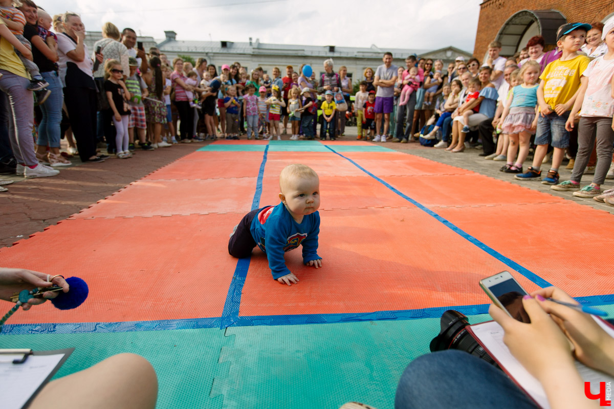 Гулять на День молодежи в этом году Владимир будет в очном формате. После нескольких лет антиковидных ограничений это приятная новость. Основные площадки праздника развернутся на Театральной площади. Чтобы мероприятие прошло безопасно, движение всех видов транспорта в центре перекроют.
