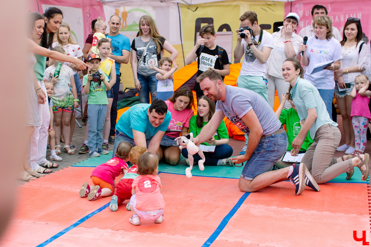Гулять на День молодежи в этом году Владимир будет в очном формате. После нескольких лет антиковидных ограничений это приятная новость. Основные площадки праздника развернутся на Театральной площади. Чтобы мероприятие прошло безопасно, движение всех видов транспорта в центре перекроют.