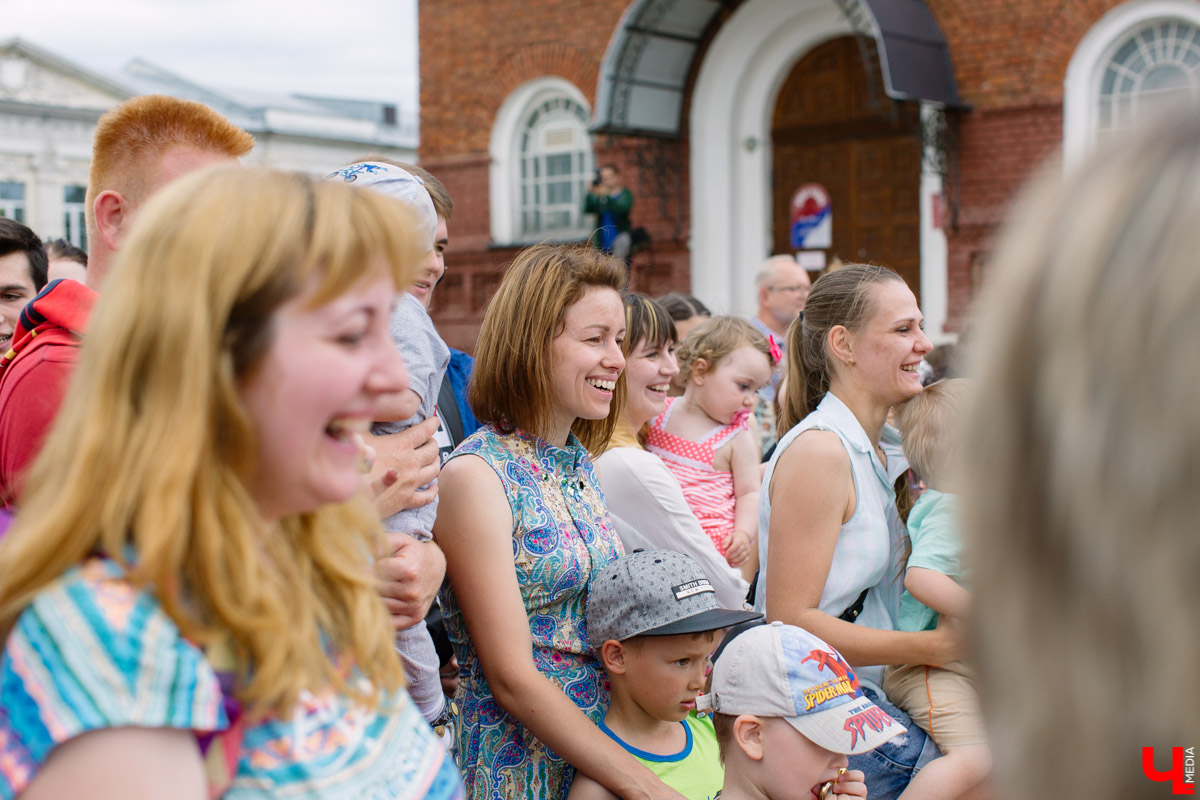 Гулять на День молодежи в этом году Владимир будет в очном формате. После нескольких лет антиковидных ограничений это приятная новость. Основные площадки праздника развернутся на Театральной площади. Чтобы мероприятие прошло безопасно, движение всех видов транспорта в центре перекроют.