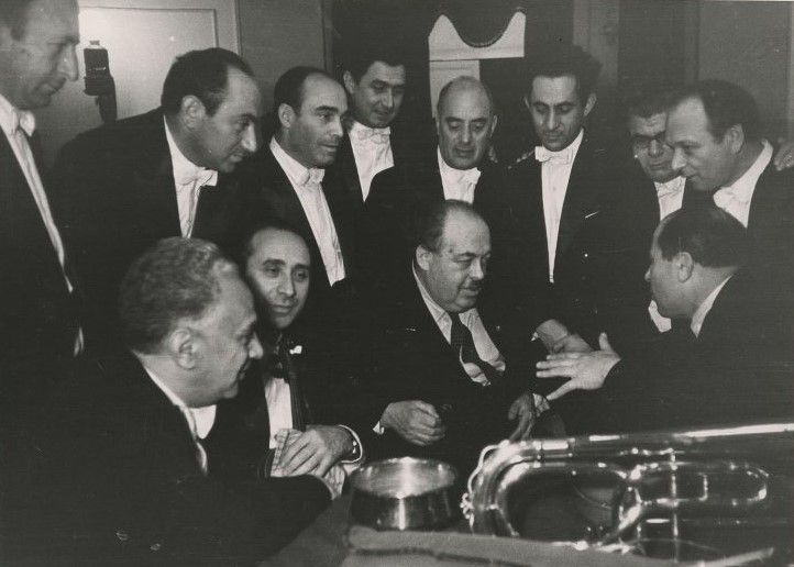 Популярная песня «Все хорошо, прекрасная маркиза!» появилась в Советском Союзе в 1935 году. Яркая, мгновенно запоминающаяся мелодия, зажигательный ритм, легкий текст — всё это вызывает улыбку и нравится. А рефрен песни «Всё хорошо, прекрасная маркиза!» стал поговоркой, хотя маркиз в России никогда не было. Откуда же появилась в довольно чопорной стране под названием Советский Союз эта ироничная песня?