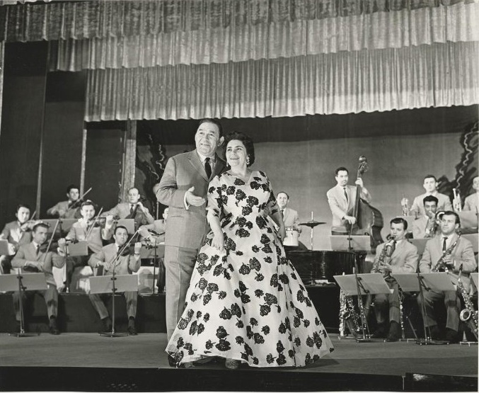 Популярная песня «Все хорошо, прекрасная маркиза!» появилась в Советском Союзе в 1935 году. Яркая, мгновенно запоминающаяся мелодия, зажигательный ритм, легкий текст — всё это вызывает улыбку и нравится. А рефрен песни «Всё хорошо, прекрасная маркиза!» стал поговоркой, хотя маркиз в России никогда не было. Откуда же появилась в довольно чопорной стране под названием Советский Союз эта ироничная песня?