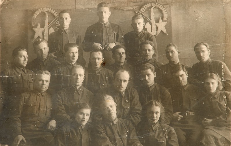 Популярная песня «Все хорошо, прекрасная маркиза!» появилась в Советском Союзе в 1935 году. Яркая, мгновенно запоминающаяся мелодия, зажигательный ритм, легкий текст — всё это вызывает улыбку и нравится. А рефрен песни «Всё хорошо, прекрасная маркиза!» стал поговоркой, хотя маркиз в России никогда не было. Откуда же появилась в довольно чопорной стране под названием Советский Союз эта ироничная песня?