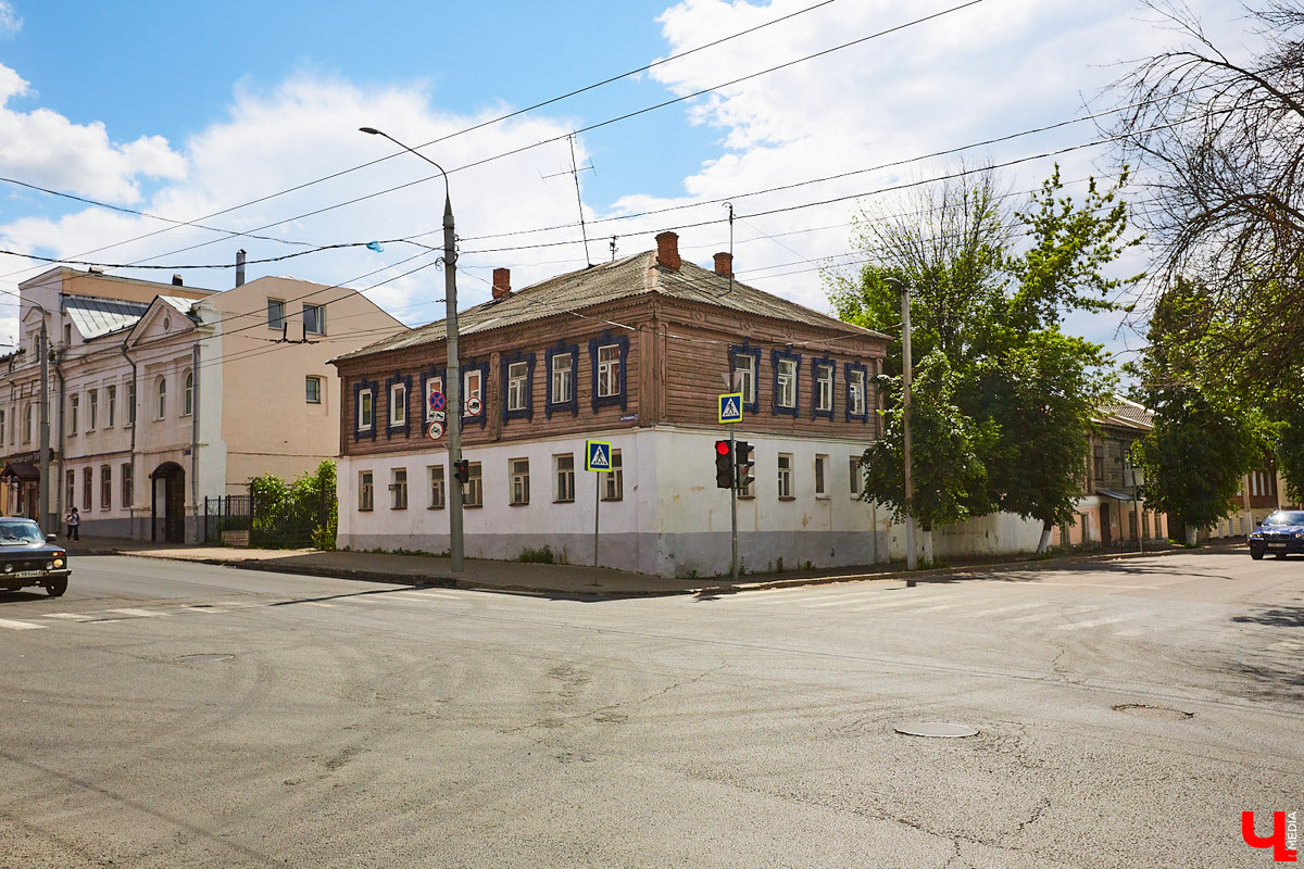 Популярная песня «Все хорошо, прекрасная маркиза!» появилась в Советском Союзе в 1935 году. Яркая, мгновенно запоминающаяся мелодия, зажигательный ритм, легкий текст — всё это вызывает улыбку и нравится. А рефрен песни «Всё хорошо, прекрасная маркиза!» стал поговоркой, хотя маркиз в России никогда не было. Откуда же появилась в довольно чопорной стране под названием Советский Союз эта ироничная песня?