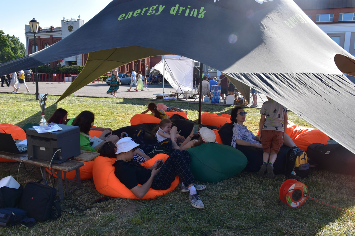 Несмотря на жару, жители Владимира весело отпраздновали День молодежи. Основные торжества прошли на Театральной площади. Учитывая погоду, место было выбрано идеально. Фонтан стал такой же активной площадкой, как и все остальные