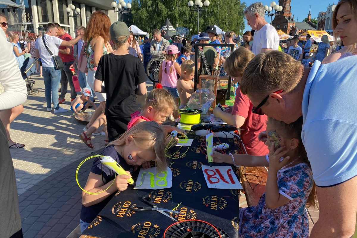 Несмотря на жару, жители Владимира весело отпраздновали День молодежи. Основные торжества прошли на Театральной площади. Учитывая погоду, место было выбрано идеально. Фонтан стал такой же активной площадкой, как и все остальные