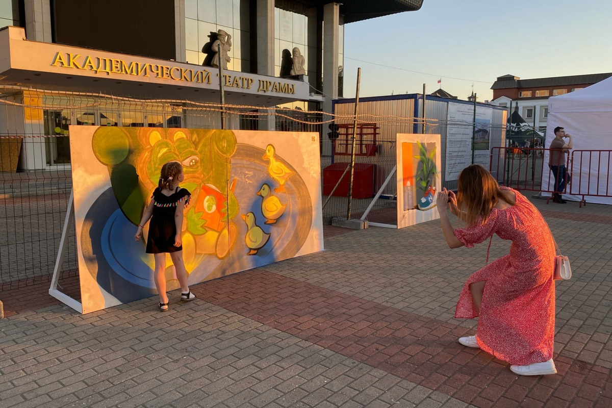 Несмотря на жару, жители Владимира весело отпраздновали День молодежи. Основные торжества прошли на Театральной площади. Учитывая погоду, место было выбрано идеально. Фонтан стал такой же активной площадкой, как и все остальные