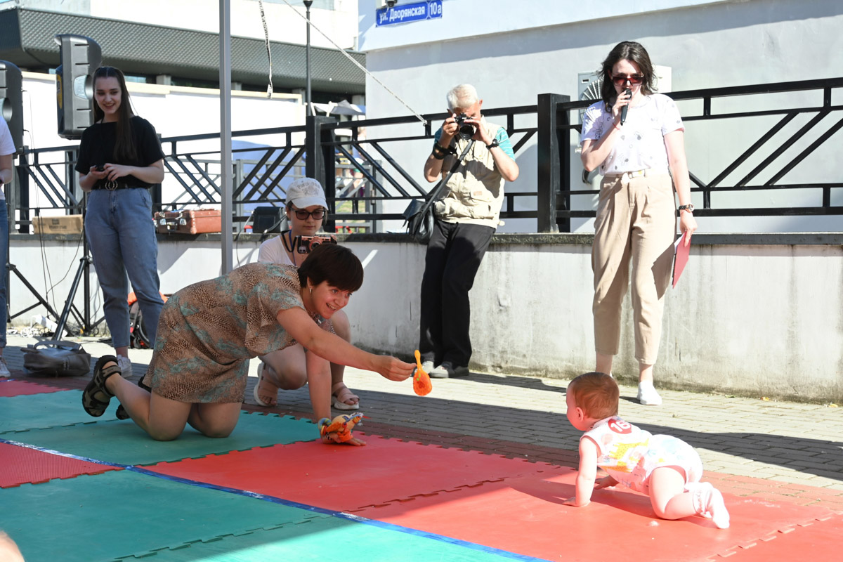 Несмотря на жару, жители Владимира весело отпраздновали День молодежи. Основные торжества прошли на Театральной площади. Учитывая погоду, место было выбрано идеально. Фонтан стал такой же активной площадкой, как и все остальные