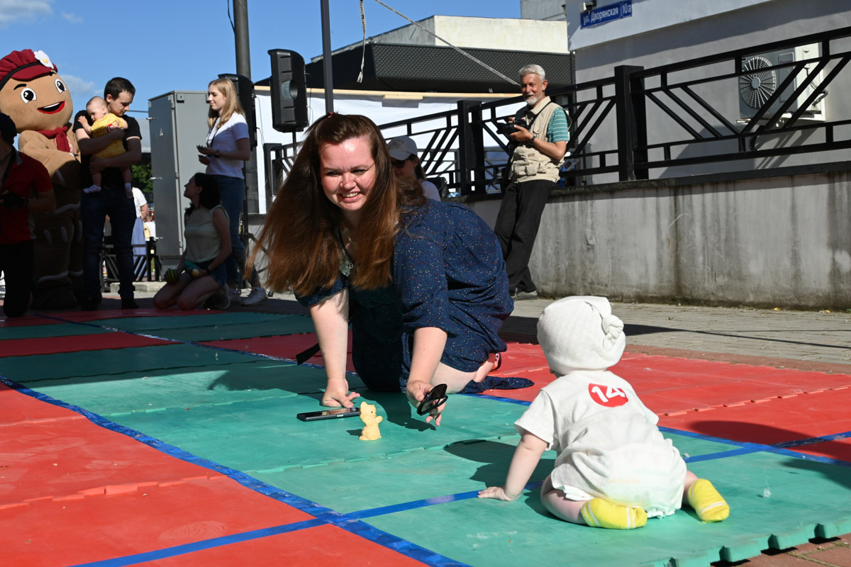 Несмотря на жару, жители Владимира весело отпраздновали День молодежи. Основные торжества прошли на Театральной площади. Учитывая погоду, место было выбрано идеально. Фонтан стал такой же активной площадкой, как и все остальные