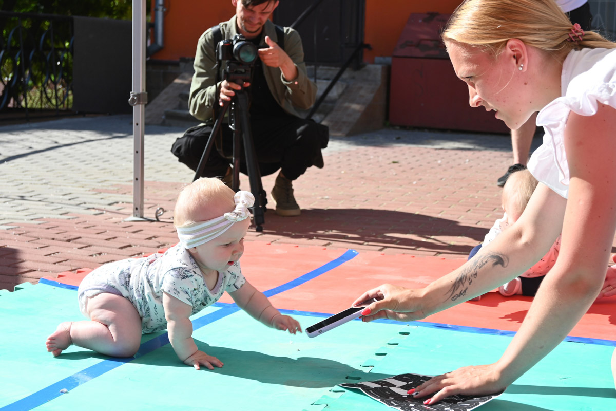 Несмотря на жару, жители Владимира весело отпраздновали День молодежи. Основные торжества прошли на Театральной площади. Учитывая погоду, место было выбрано идеально. Фонтан стал такой же активной площадкой, как и все остальные