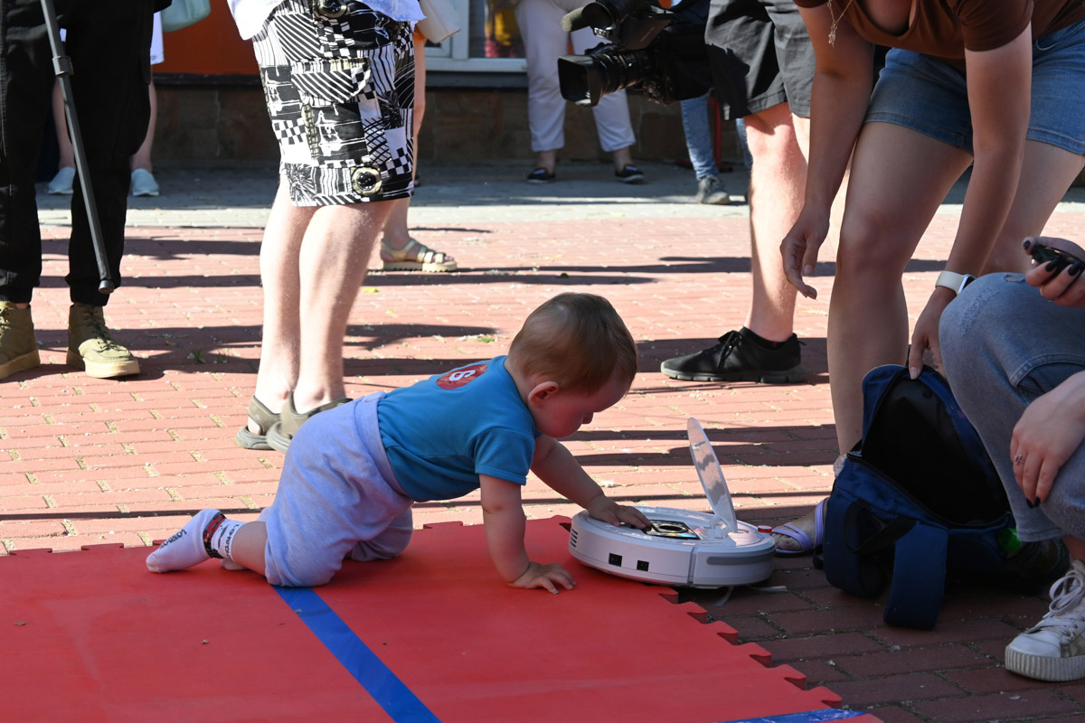 Несмотря на жару, жители Владимира весело отпраздновали День молодежи. Основные торжества прошли на Театральной площади. Учитывая погоду, место было выбрано идеально. Фонтан стал такой же активной площадкой, как и все остальные