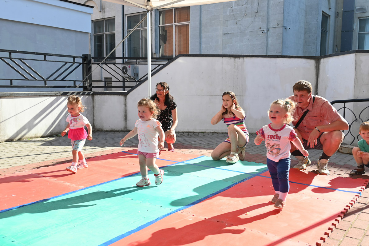Несмотря на жару, жители Владимира весело отпраздновали День молодежи. Основные торжества прошли на Театральной площади. Учитывая погоду, место было выбрано идеально. Фонтан стал такой же активной площадкой, как и все остальные
