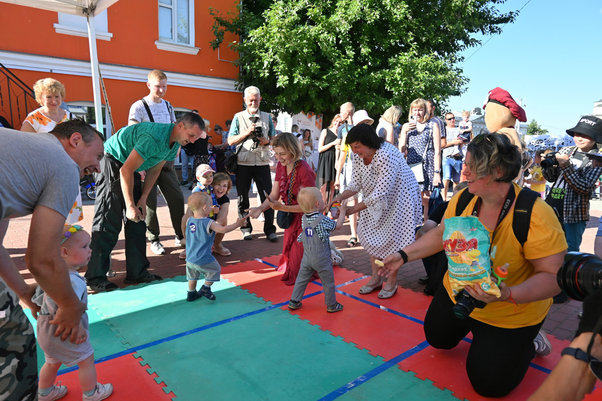 Несмотря на жару, жители Владимира весело отпраздновали День молодежи. Основные торжества прошли на Театральной площади. Учитывая погоду, место было выбрано идеально. Фонтан стал такой же активной площадкой, как и все остальные