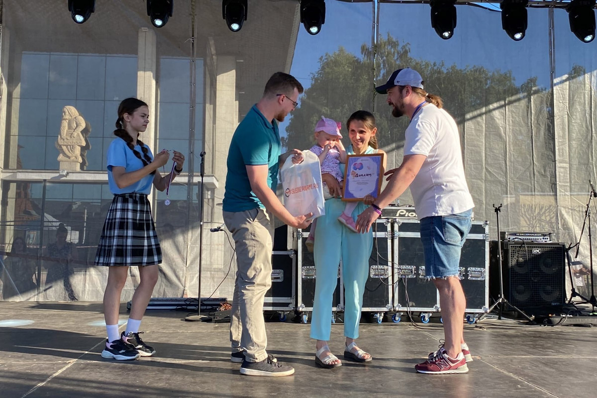 Несмотря на жару, жители Владимира весело отпраздновали День молодежи. Основные торжества прошли на Театральной площади. Учитывая погоду, место было выбрано идеально. Фонтан стал такой же активной площадкой, как и все остальные