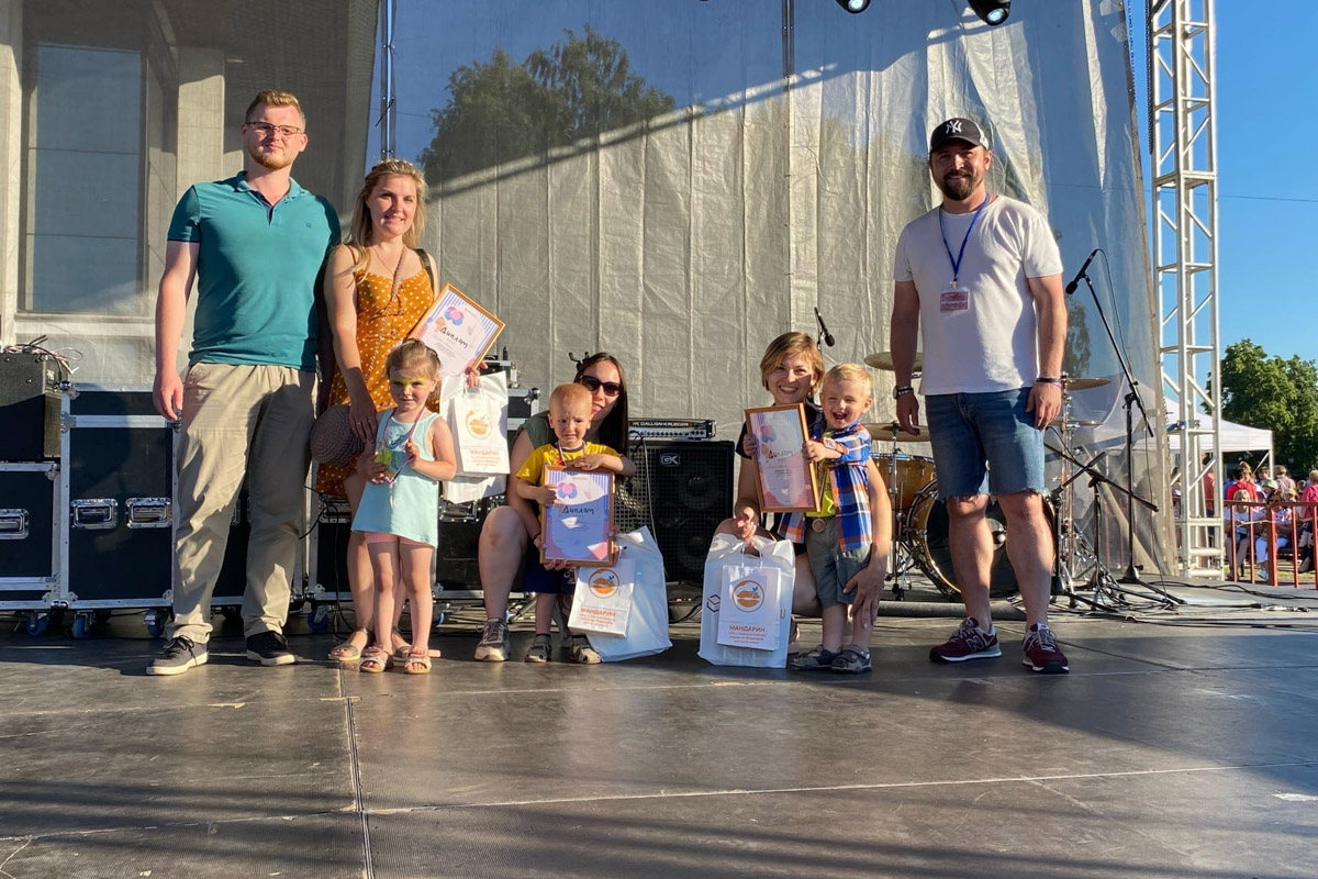 Несмотря на жару, жители Владимира весело отпраздновали День молодежи. Основные торжества прошли на Театральной площади. Учитывая погоду, место было выбрано идеально. Фонтан стал такой же активной площадкой, как и все остальные