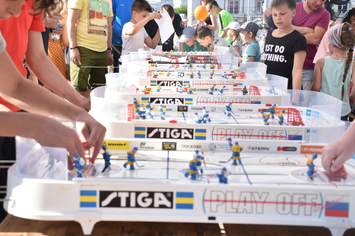 Несмотря на жару, жители Владимира весело отпраздновали День молодежи. Основные торжества прошли на Театральной площади. Учитывая погоду, место было выбрано идеально. Фонтан стал такой же активной площадкой, как и все остальные