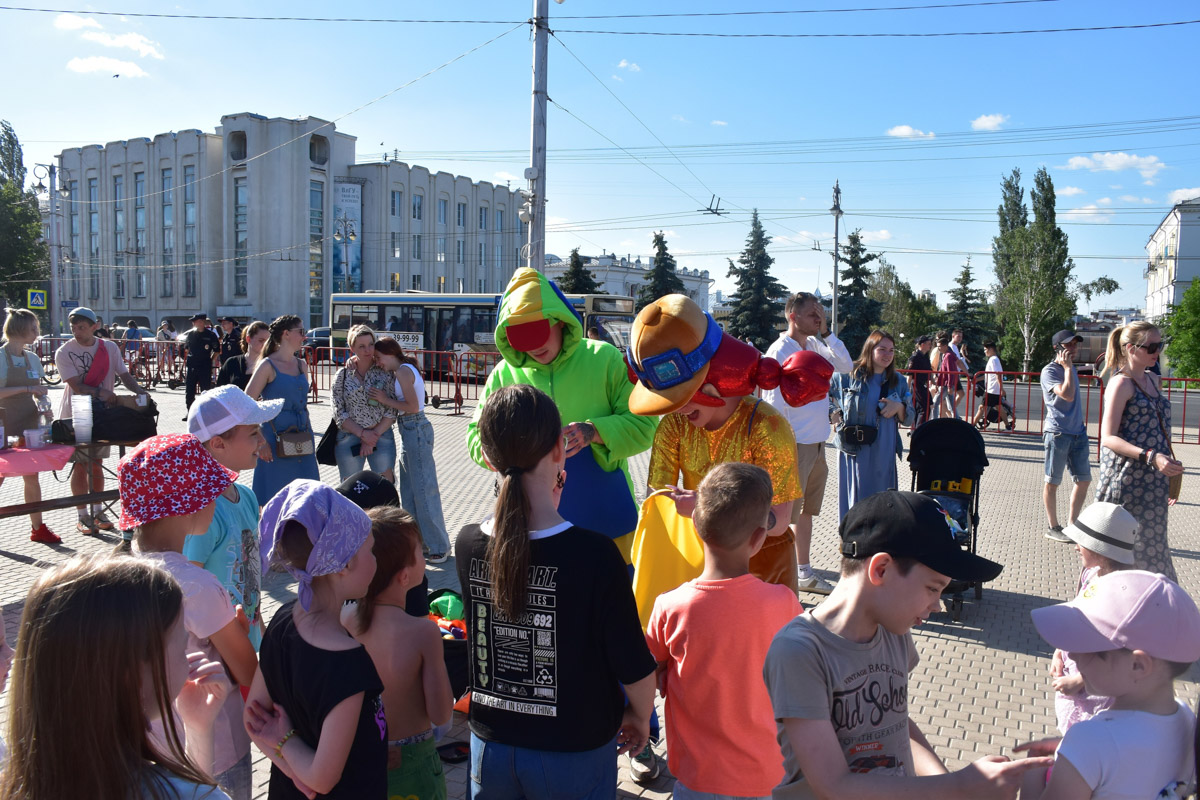 Несмотря на жару, жители Владимира весело отпраздновали День молодежи. Основные торжества прошли на Театральной площади. Учитывая погоду, место было выбрано идеально. Фонтан стал такой же активной площадкой, как и все остальные