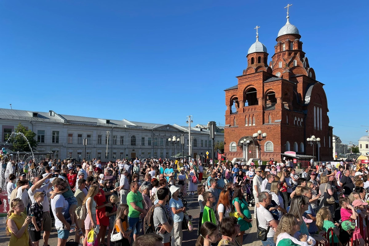 Несмотря на жару, жители Владимира весело отпраздновали День молодежи. Основные торжества прошли на Театральной площади. Учитывая погоду, место было выбрано идеально. Фонтан стал такой же активной площадкой, как и все остальные