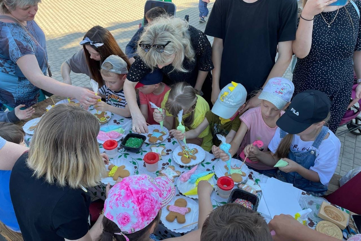 Несмотря на жару, жители Владимира весело отпраздновали День молодежи. Основные торжества прошли на Театральной площади. Учитывая погоду, место было выбрано идеально. Фонтан стал такой же активной площадкой, как и все остальные