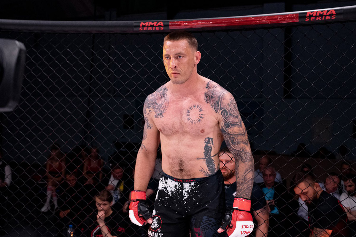 Муромский Макгрегор, как называют Сергея Бобрышева в профессиональном спорте, отметился скандалом в октагоне. После завершения поединка он ударил своего соперника – блогера Святослава Коваленко. Последний предложил продолжить выяснение отношений в лесу. Что привело к драке после сигнала рефери и как объяснил свое поведение наш боец? 