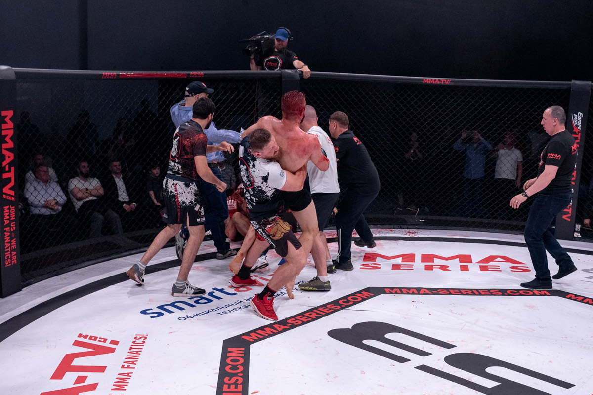 Муромский Макгрегор, как называют Сергея Бобрышева в профессиональном спорте, отметился скандалом в октагоне. После завершения поединка он ударил своего соперника – блогера Святослава Коваленко. Последний предложил продолжить выяснение отношений в лесу. Что привело к драке после сигнала рефери и как объяснил свое поведение наш боец? 