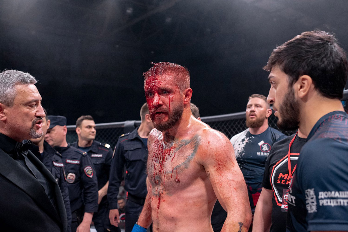 Муромский Макгрегор, как называют Сергея Бобрышева в профессиональном спорте, отметился скандалом в октагоне. После завершения поединка он ударил своего соперника – блогера Святослава Коваленко. Последний предложил продолжить выяснение отношений в лесу. Что привело к драке после сигнала рефери и как объяснил свое поведение наш боец? 