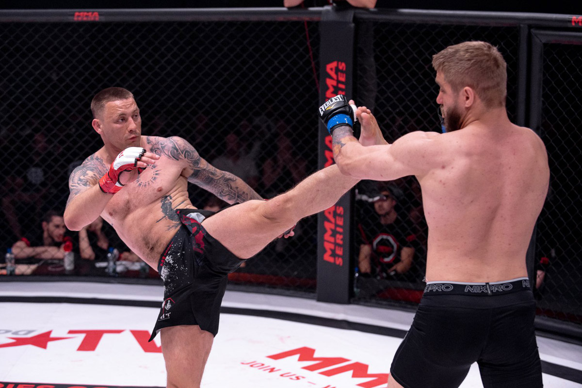 Муромский Макгрегор, как называют Сергея Бобрышева в профессиональном спорте, отметился скандалом в октагоне. После завершения поединка он ударил своего соперника – блогера Святослава Коваленко. Последний предложил продолжить выяснение отношений в лесу. Что привело к драке после сигнала рефери и как объяснил свое поведение наш боец? 