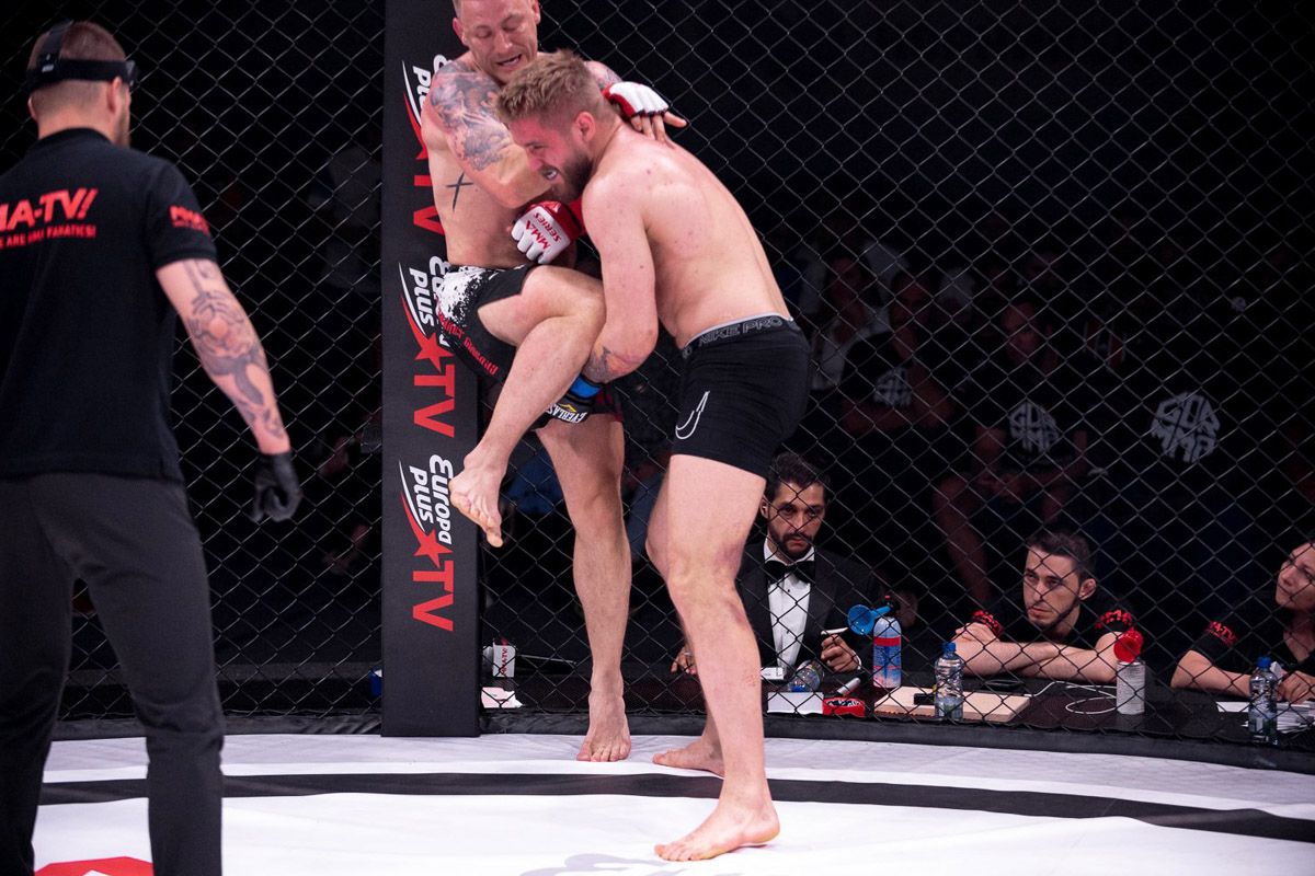 Муромский Макгрегор, как называют Сергея Бобрышева в профессиональном спорте, отметился скандалом в октагоне. После завершения поединка он ударил своего соперника – блогера Святослава Коваленко. Последний предложил продолжить выяснение отношений в лесу. Что привело к драке после сигнала рефери и как объяснил свое поведение наш боец? 