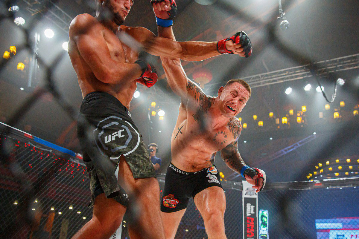 Муромский Макгрегор, как называют Сергея Бобрышева в профессиональном спорте, отметился скандалом в октагоне. После завершения поединка он ударил своего соперника – блогера Святослава Коваленко. Последний предложил продолжить выяснение отношений в лесу. Что привело к драке после сигнала рефери и как объяснил свое поведение наш боец? 