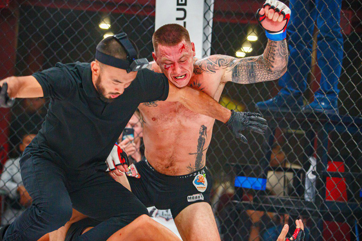 Муромский Макгрегор, как называют Сергея Бобрышева в профессиональном спорте, отметился скандалом в октагоне. После завершения поединка он ударил своего соперника – блогера Святослава Коваленко. Последний предложил продолжить выяснение отношений в лесу. Что привело к драке после сигнала рефери и как объяснил свое поведение наш боец? 