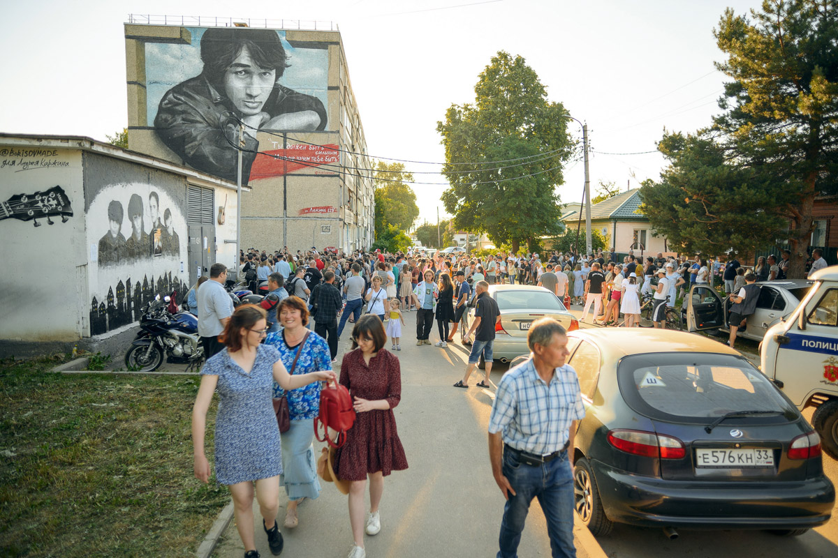 Во Владимире стена, посвященная Виктору Цою, находится по адресу: улица Лакина, дом 129г, рядом со школой № 15. В минувшую субботу здесь было как никогда людно. А как иначе, если 21 июня лидеру группы «Кино» могло бы исполниться 60 лет
