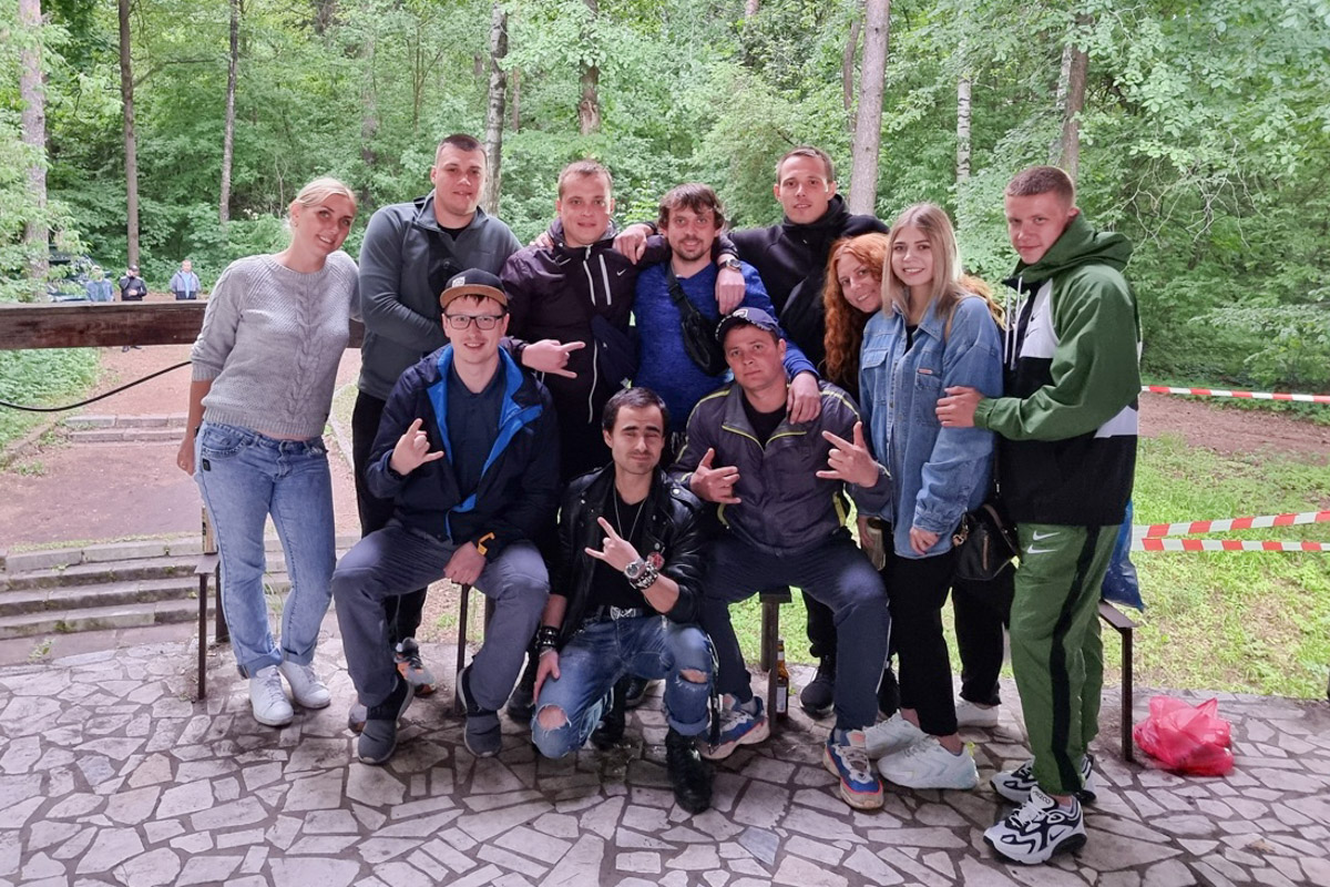 Во Владимире стена, посвященная Виктору Цою, находится по адресу: улица Лакина, дом 129г, рядом со школой № 15. В минувшую субботу здесь было как никогда людно. А как иначе, если 21 июня лидеру группы «Кино» могло бы исполниться 60 лет