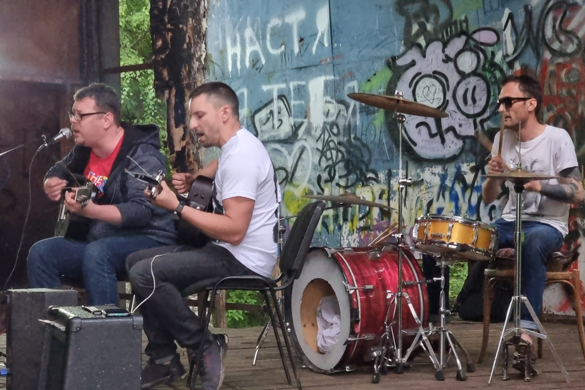 Во Владимире стена, посвященная Виктору Цою, находится по адресу: улица Лакина, дом 129г, рядом со школой № 15. В минувшую субботу здесь было как никогда людно. А как иначе, если 21 июня лидеру группы «Кино» могло бы исполниться 60 лет