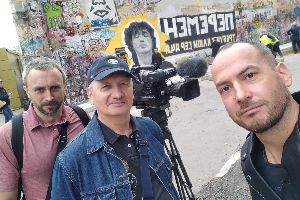 Во Владимире стена, посвященная Виктору Цою, находится по адресу: улица Лакина, дом 129г, рядом со школой № 15. В минувшую субботу здесь было как никогда людно. А как иначе, если 21 июня лидеру группы «Кино» могло бы исполниться 60 лет