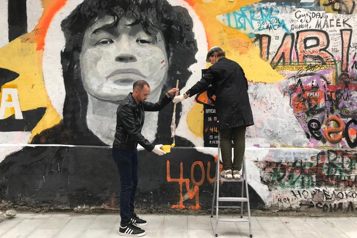 Во Владимире стена, посвященная Виктору Цою, находится по адресу: улица Лакина, дом 129г, рядом со школой № 15. В минувшую субботу здесь было как никогда людно. А как иначе, если 21 июня лидеру группы «Кино» могло бы исполниться 60 лет