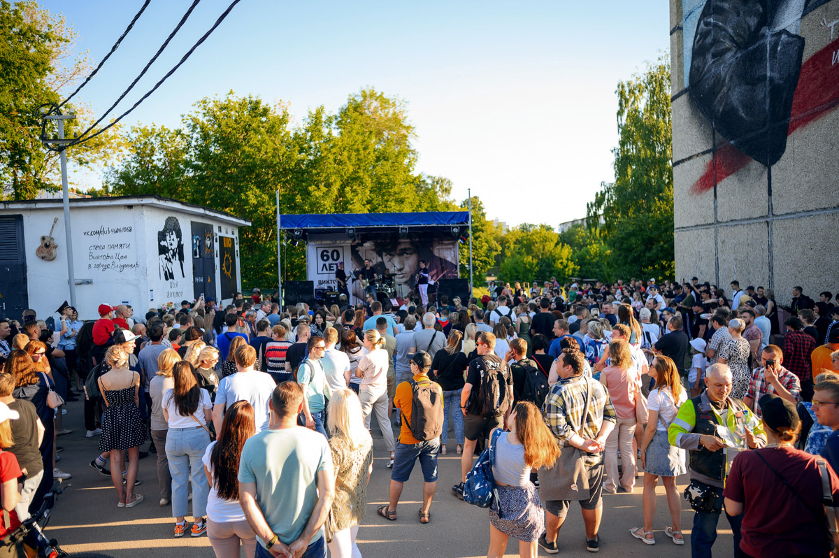 Во Владимире стена, посвященная Виктору Цою, находится по адресу: улица Лакина, дом 129г, рядом со школой № 15. В минувшую субботу здесь было как никогда людно. А как иначе, если 21 июня лидеру группы «Кино» могло бы исполниться 60 лет