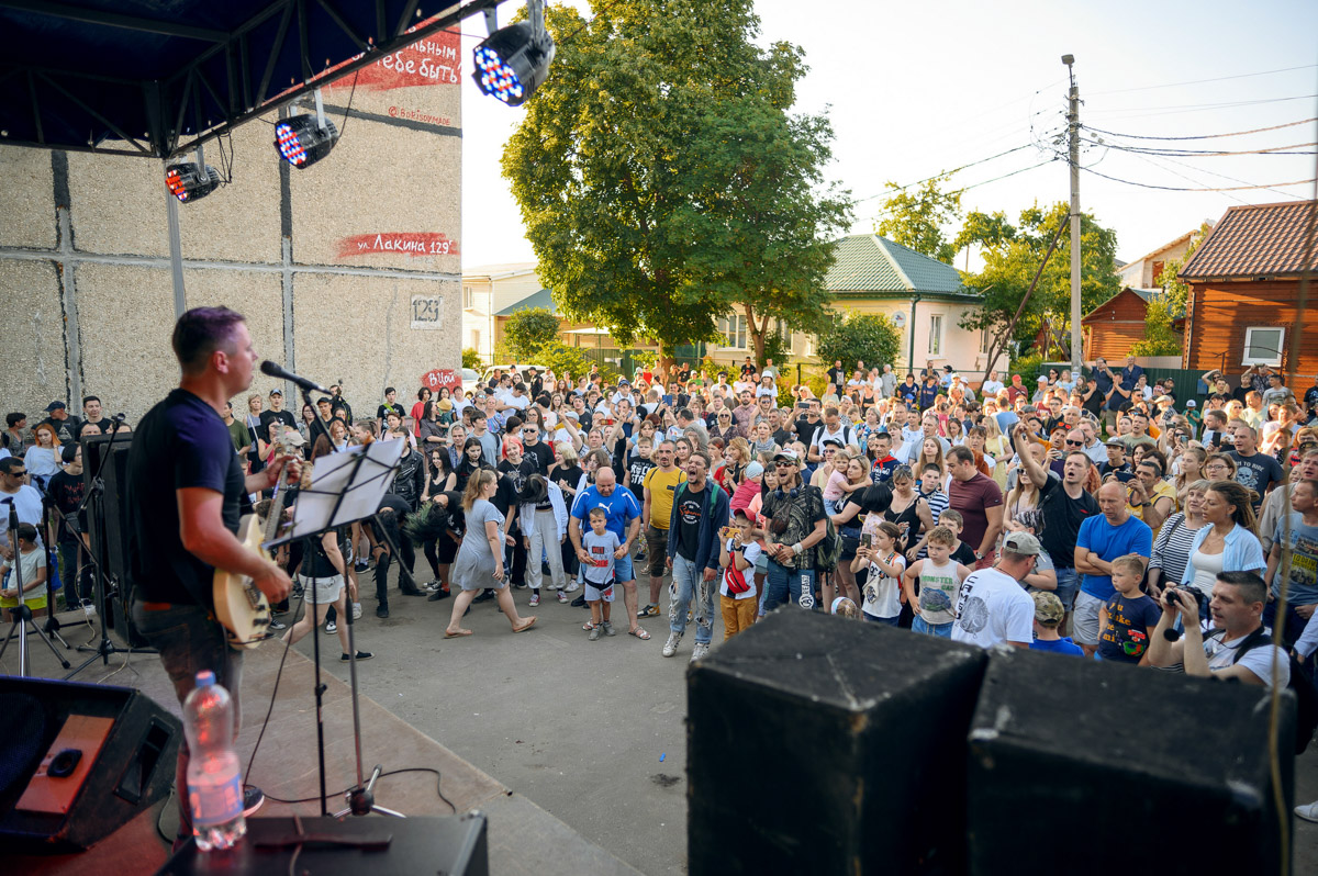 Во Владимире стена, посвященная Виктору Цою, находится по адресу: улица Лакина, дом 129г, рядом со школой № 15. В минувшую субботу здесь было как никогда людно. А как иначе, если 21 июня лидеру группы «Кино» могло бы исполниться 60 лет