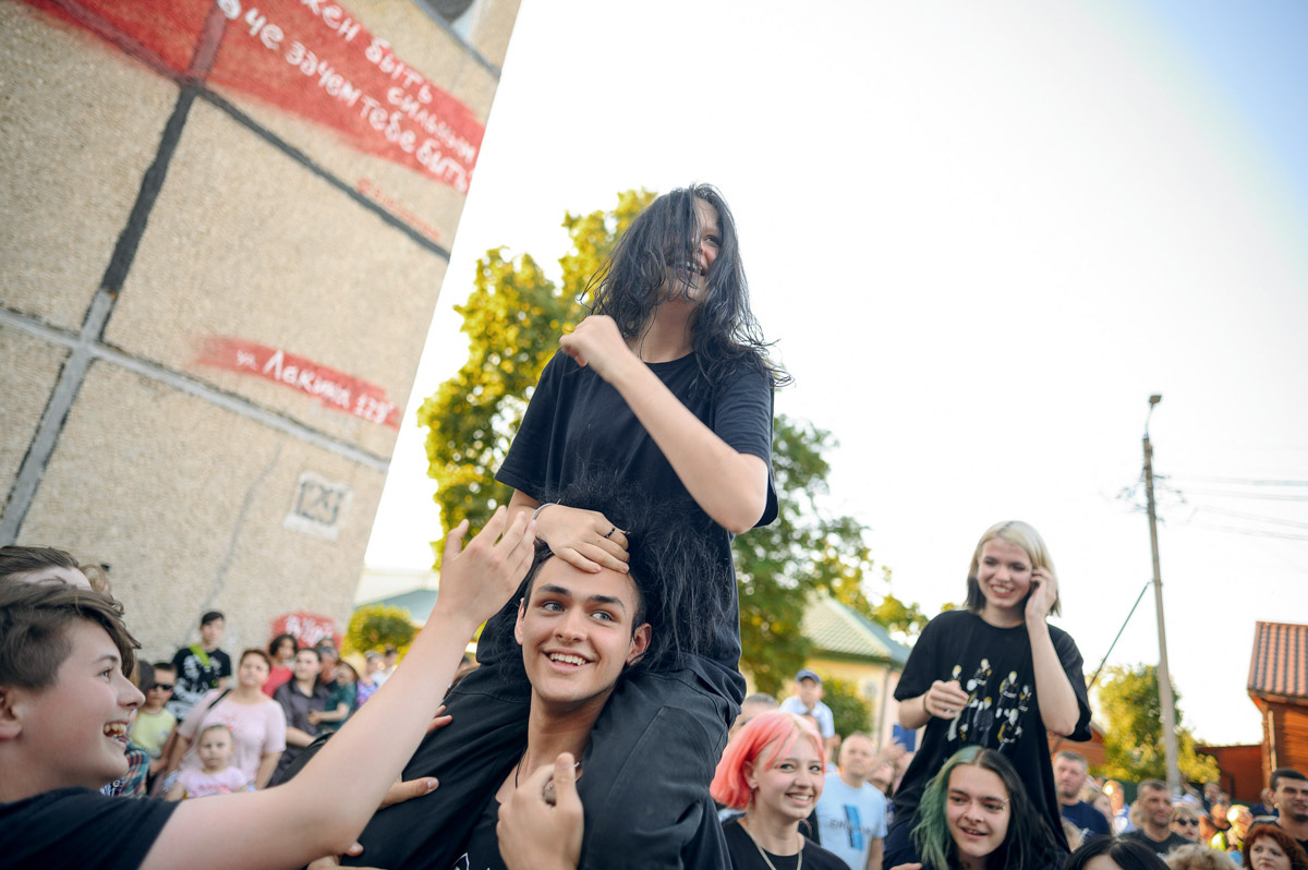 Во Владимире стена, посвященная Виктору Цою, находится по адресу: улица Лакина, дом 129г, рядом со школой № 15. В минувшую субботу здесь было как никогда людно. А как иначе, если 21 июня лидеру группы «Кино» могло бы исполниться 60 лет