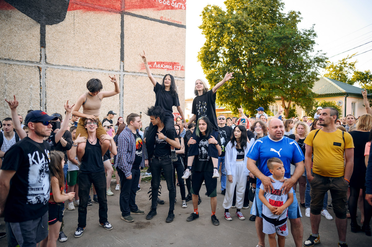 Во Владимире стена, посвященная Виктору Цою, находится по адресу: улица Лакина, дом 129г, рядом со школой № 15. В минувшую субботу здесь было как никогда людно. А как иначе, если 21 июня лидеру группы «Кино» могло бы исполниться 60 лет