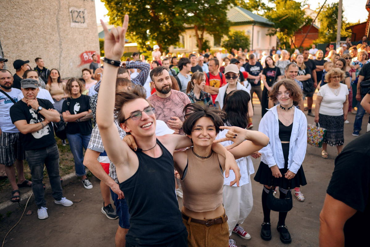 Во Владимире стена, посвященная Виктору Цою, находится по адресу: улица Лакина, дом 129г, рядом со школой № 15. В минувшую субботу здесь было как никогда людно. А как иначе, если 21 июня лидеру группы «Кино» могло бы исполниться 60 лет