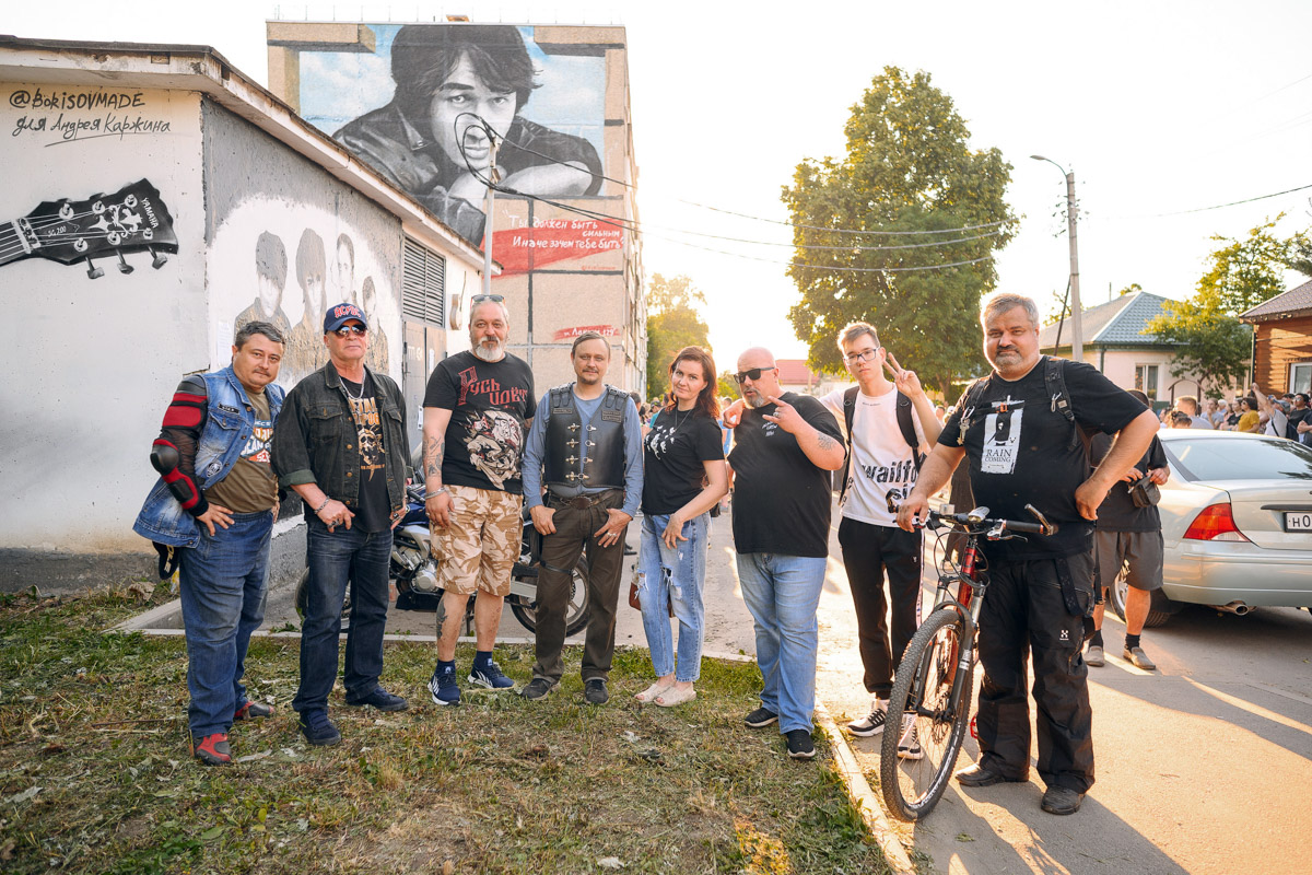 Во Владимире стена, посвященная Виктору Цою, находится по адресу: улица Лакина, дом 129г, рядом со школой № 15. В минувшую субботу здесь было как никогда людно. А как иначе, если 21 июня лидеру группы «Кино» могло бы исполниться 60 лет