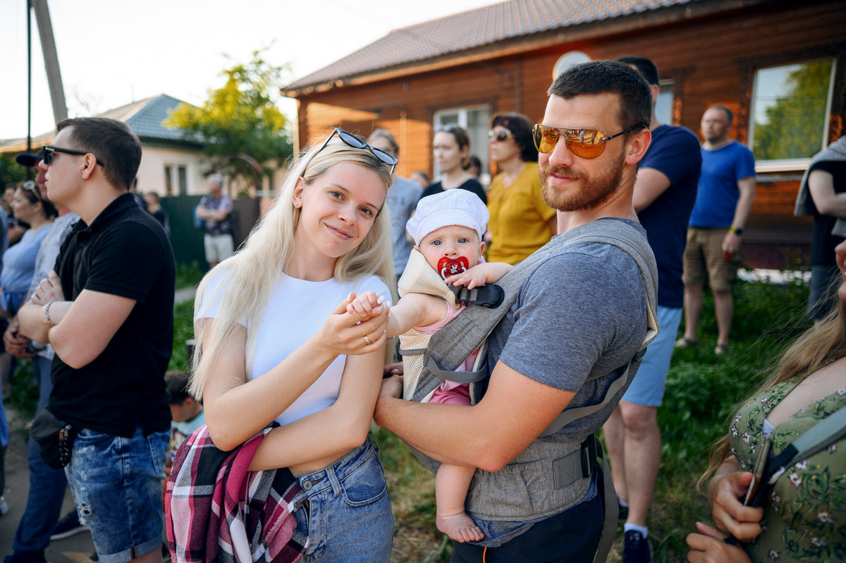 Во Владимире стена, посвященная Виктору Цою, находится по адресу: улица Лакина, дом 129г, рядом со школой № 15. В минувшую субботу здесь было как никогда людно. А как иначе, если 21 июня лидеру группы «Кино» могло бы исполниться 60 лет